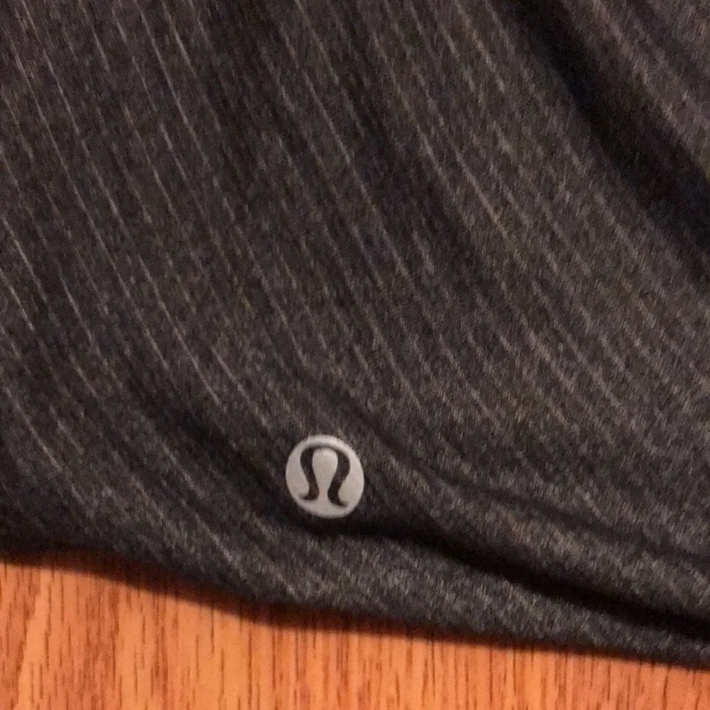 Lululemon Gray Stripe Tank w/ Built-in Sports Bra Size 4 in EUC! - Picture 6 of 6